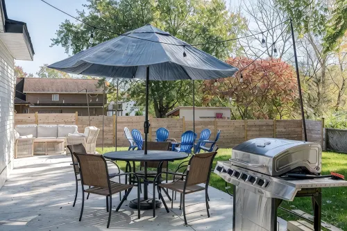 The Glenn; Mid-century home with hot tub, fire pit, bicycles & more - Boutique
