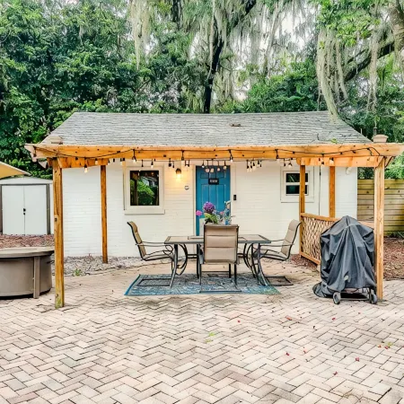 Stylish Mid-Century Modern Private Studio Blocks from UF and Stadium!