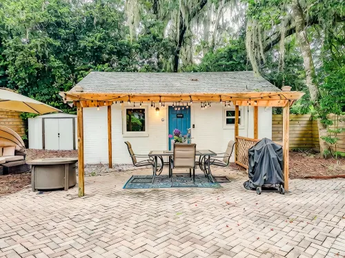 Stylish Mid-Century Modern Private Studio Blocks from UF and Stadium!