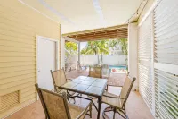 "Walk On The Beach " house~3 bed, heated pool, 3min walk to the Bean Point Beach - Private Pool