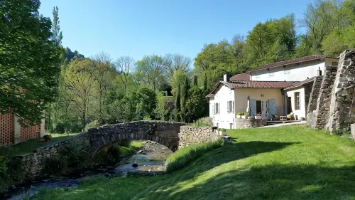 Charming house and small paradise of greenery - พร้อมระเบียง