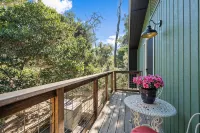 Forest Home with Deck, EV Charger, King Beds - 주방
