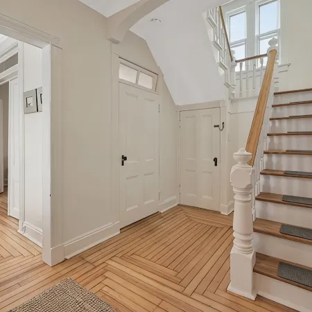 Beautifully renovated 2 Bedroom, 1st Floor apt -Greenport Village, Walk to town!