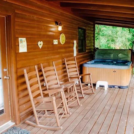 Country Life~ Hot Tub, Pool Table, Foosball, Fire Pit and Short Stroll to Creek.