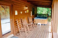 Country Life~ Hot Tub, Pool Table, Foosball, Fire Pit and Short Stroll to Creek.