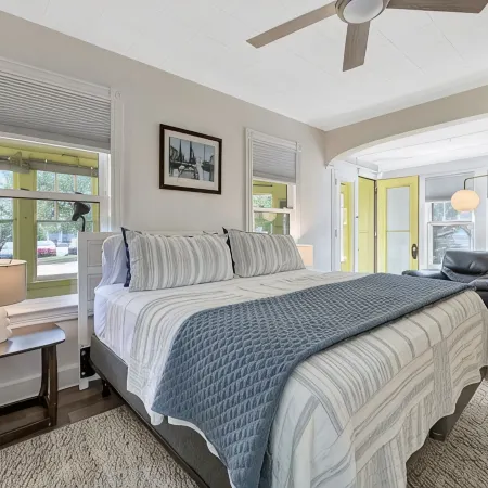 Beautifully renovated 2 Bedroom, 1st Floor apt -Greenport Village, Walk to town!