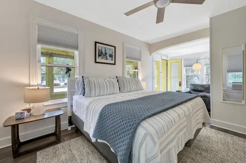 Beautifully renovated 2 Bedroom, 1st Floor apt -Greenport Village, Walk to town!