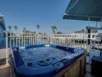 50’ of Dock for your boats. Hot tub, Boatlift, walk 2 restaurants Xtra parking. Hotels in Matlacha