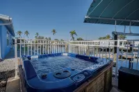 50’ of Dock for your boats. Hot tub, Boatlift, walk 2 restaurants Xtra parking.
