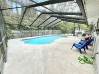 Spacious 4-bedroom house with Covered Private Pool in Gainesville - Private Pools