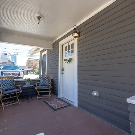 Modern Luxury Bungalow DT - Comfort, Coffee, Wine, Beer, Restaurants and More!