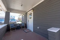 Modern Luxury Bungalow DT - Comfort, Coffee, Wine, Beer, Restaurants and More!