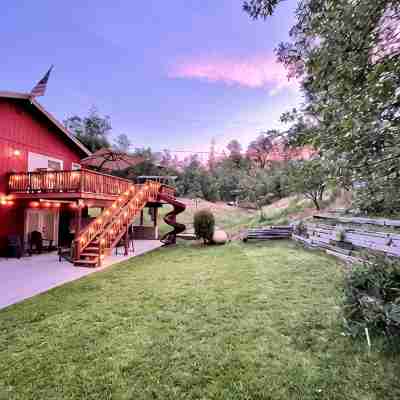 Charming home w/jacuzzi, hiking trails, games, near sandy beaches in Bass Lake! Hotel Exterior