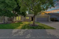 Magnolia Peaceful Vibes + Cozy Near Hospital Lemoore Base and centrally located