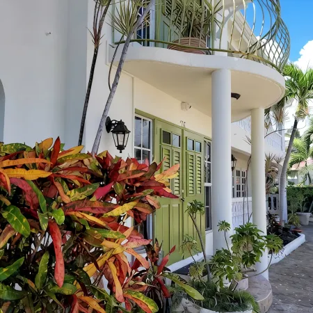 Relaxing, Amazing beach, pool, Cheap cars, quiet area, surfers paradise 3