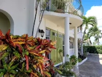 Relaxing, Amazing beach, pool, Cheap cars, quiet area, surfers paradise 3 - 2-Star