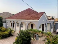 Cosy family orientated Villa only minutes from the beach and essential amenities โรงแรมใน