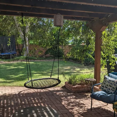 The Oasis: Guesthouse w/ Lush Shared Yard & Hot Tub- Great Location!