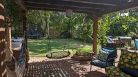 The Oasis: Guesthouse w/ Lush Shared Yard & Hot Tub- Great Location! - 3성급