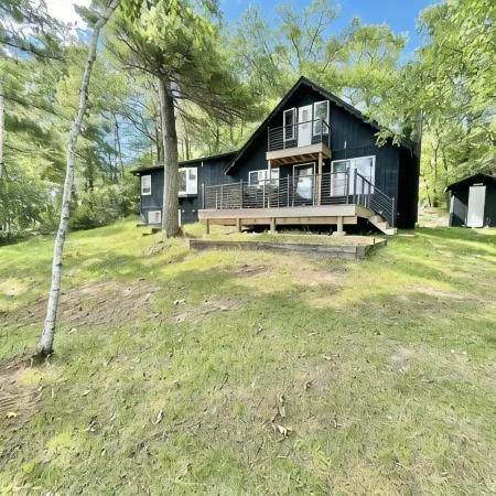 Lakefront Cabin with tons of trails!