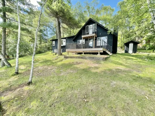 Lakefront Cabin with tons of trails!