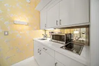 Heart of Palm Beach - free parking included, security safe, next to Breakers - Kitchens