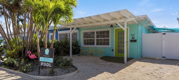 Close to beach, private heated pool, bikes, beach chairs & more! Hotels in Holmes Beach