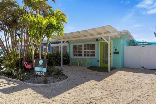 Close to beach, private heated pool, bikes, beach chairs & more!