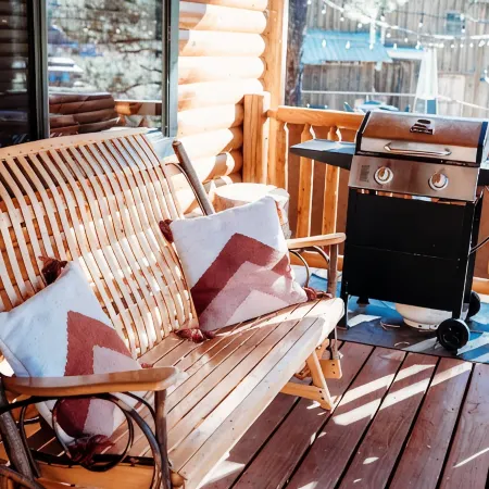 Updated cabin walking distance to both restaurants and amazing hiking trails!