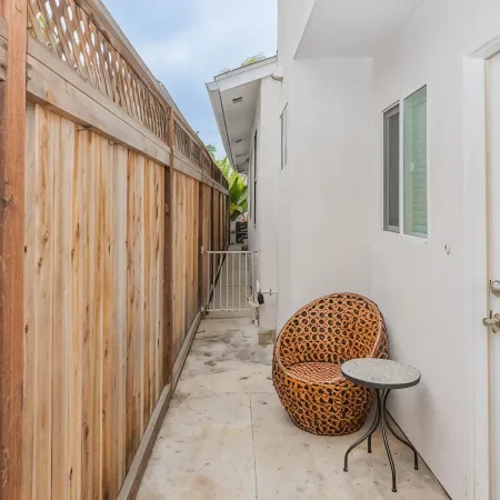 Cheerful 2 Bedroom Steps to the Sand