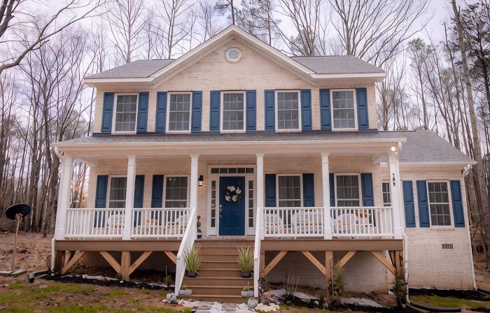 HOME AWAY FROM HOME/ 2 -story modern farmhouse at Lake Gaston  /HOT TUB AUG 1