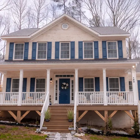 HOME AWAY FROM HOME/ 2 -story modern farmhouse at Lake Gaston  /HOT TUB AUG 1