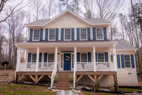 HOME AWAY FROM HOME/ 2 -story modern farmhouse at Lake Gaston  /HOT TUB AUG 1