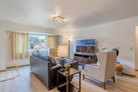 Cozy modern 2BR w/ workspace near Main St - 4-Star