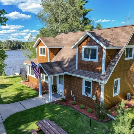 Lake Nokomis 4-bedroom Lakeside Spacious Cottage
