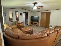 Cozi retreat set in the woods within walking distance of Waubee Lake. - Homestays