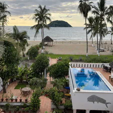 Spacious 2 bedroom oceanfront apartment Отели в г. Компостела