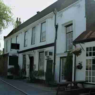 Warren Lodge Hotel Exterior