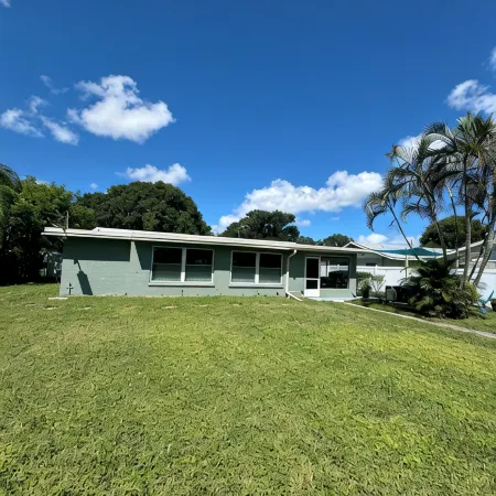 Charming home near Anna Maria Island with Jacuzzi