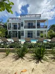 Fully staffed. private, Beachfront villa with a pool in Negril, Jamaica - 빌라