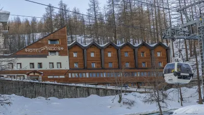 โรงแรมเปอตีปาเลส์ โรงแรมใน