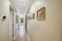 GEM! 3 BR BEACH HOUSE w/ HEATED POOL, short ride to the beach! - 비치