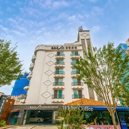 White Tourist Hotel Отели рядом с достопримечательностью «Стадион Чонджу»