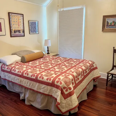 Spacious 5 Bedroom House On Double Lot In Lakeside One Block From The Lake! Hotels in Marblehead