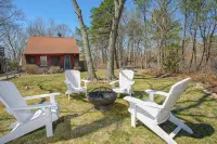 Relaxing Island Retreat, Cozy Cottage, Lamberts Cove Beach Access! - Homestays