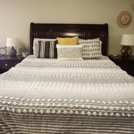 Cozy 2-bedroom condo in peaceful Riverside - Entire Place