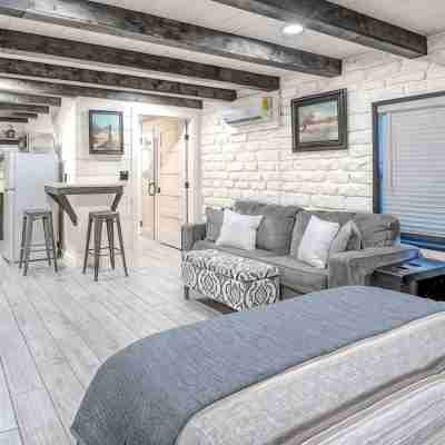 The Mockingbird Cabin - Peaceful Hill Country Getaway Rooms