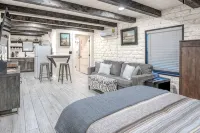 The Mockingbird Cabin - Peaceful Hill Country Getaway