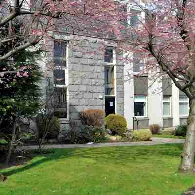 Modern fully fitted two bedroom apartment. Pet friendly. Free parking. Sleeps 5. Hotel Exterior