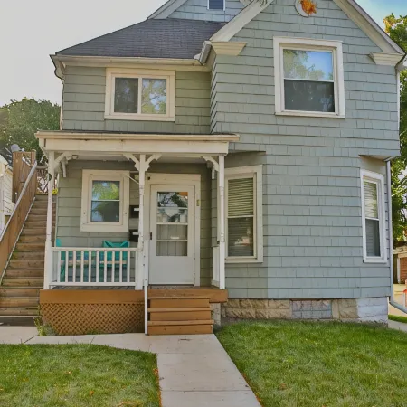 Family-Friendly Lakewood Home 4BR, Full Kitchen & Yard!